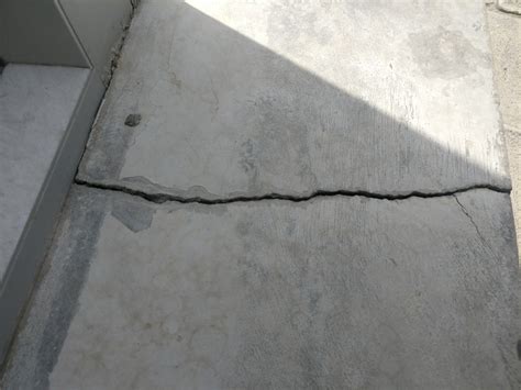 structural cracks in concrete